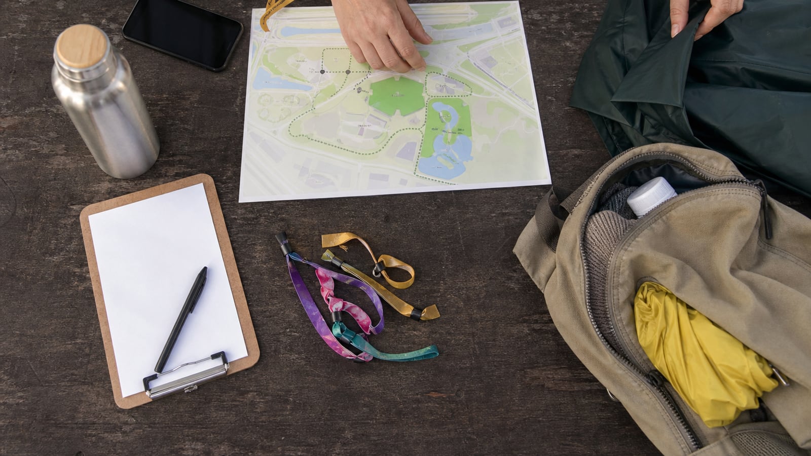 Festivalplanning met routekaart, dagtas en praktische benodigdheden