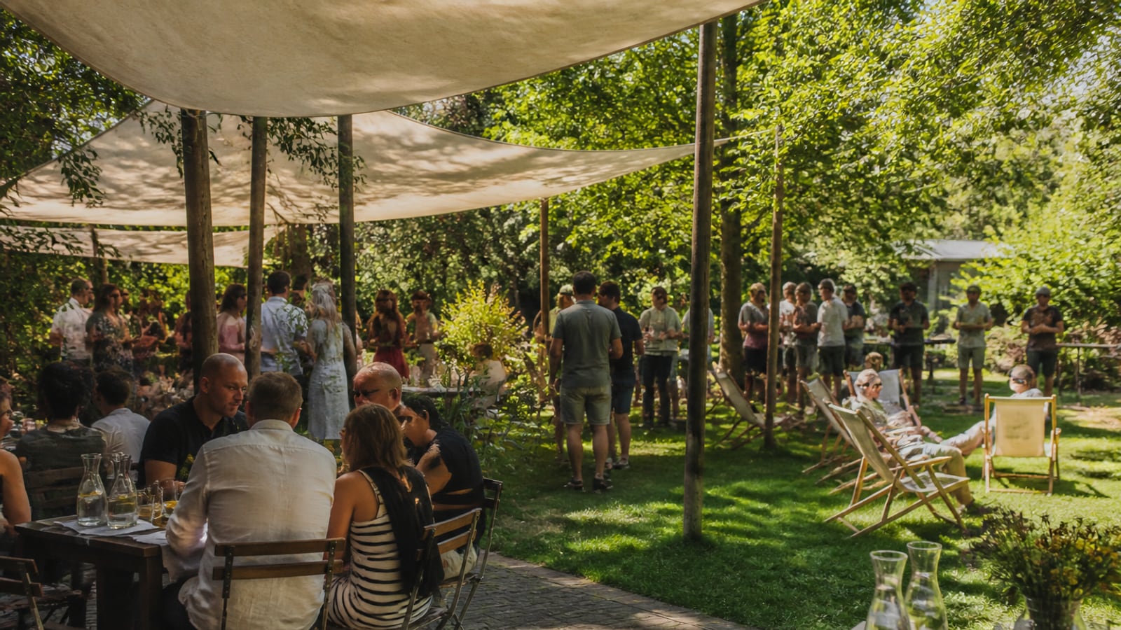 Picknickstoel bij een zomers buitenfeest met gasten in de schaduw